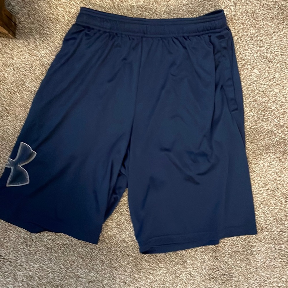Medium Under Armour 7 inch short